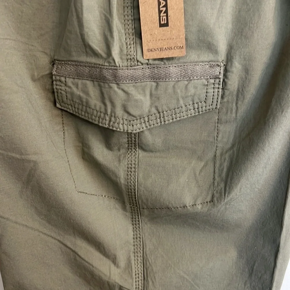 Dkny cotton blend Bermuda/Cargo shorts NWT size 10 green color